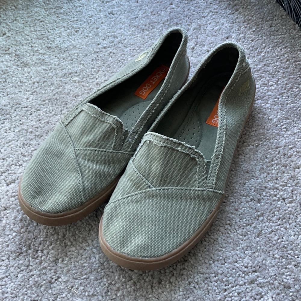 rocket dog slip ons